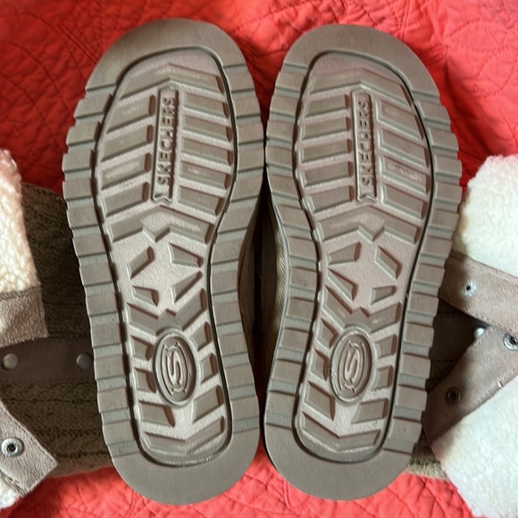 Nice Pair of Gently Worn Women’s Tan Skechers Suede & Sweater Boots, Size 6.5 - Picture 5 of 8